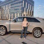 La Escalade IQ redefine lo que significa un SUV eléctrico de lujo. Con puertas automáticas, detalles interiores de cuero y madera, y una experiencia de conducción potente y confortable, demuestra que Cadillac sabe combinar tradición y tecnología. El único “pero” fue el calor en verano sin pantalla de techo, aunque su rango eléctrico sigue siendo impresionante.