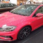 El Mk7 Golf R combina practicidad y rendimiento de manera impecable. Con tracción total, motor turbo potente y un diseño discreto, sigue siendo uno de los favoritos para quienes buscan velocidad sin llamar la atención. Los ejemplares limpios y sin modificaciones empiezan a escasear, convirtiéndolo en una inversión inteligente para los entusiastas que valoran equilibrio mecánico y cabina sencilla frente a las interfaces digitales modernas.