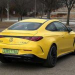 El vibrante tono amarillo del CLE 63 corta de inmediato la monotonía del invierno, convirtiéndose en un imán visual para todos los que lo rodean. Mercedes demuestra que un coupé de lujo también puede impresionar a primera vista.