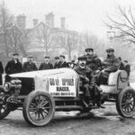 El Spiker 60HP fue el primer coche de pasajeros en utilizar tracción a las cuatro ruedas, concebido para soportar los caminos difíciles de la París-Madrid. Además, incorporaba un motor de seis cilindros y frenos vinculados en las cuatro ruedas, adelantándose a su tiempo en tecnología automotriz.