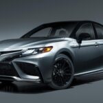 El Toyota Camry sigue siendo una de las opciones más confiables en el mercado. Con su motor eficiente y una excelente calificación en las pruebas de confiabilidad, el Camry se ha ganado la confianza de los conductores. Toyota ha mantenido el Camry en la vanguardia de los sedanes medianos, con una mezcla de tecnología avanzada, confort y un rendimiento confiable. Según las encuestas de confiabilidad de Consumer Reports, Toyota lidera las marcas más confiables, y el Camry, como su modelo insignia, se beneficia de esta reputación. Además, su valor de reventa es excelente, lo que lo convierte en una inversión a largo plazo.