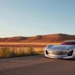 El Renault Trezor, presentado en el Salón del Automóvil de París de 2016, no solo es una maravilla visual, sino también una potente declaración de intenciones de Renault en el ámbito de los autos eléctricos. Con 260 kW (350 CV) de potencia generados por un motor eléctrico, este GT eléctrico puede acelerar de 0 a 100 km/h en menos de 4 segundos. Su diseño futurista, con un toldo tipo concha que se abre como un joyero, deja al descubierto un interior de lujo, inspirado en los hexágonos, y una estructura que aún parece de otro mundo. El Trezor no solo adelantó el futuro de los vehículos eléctricos, sino también el futuro de la estética automotriz.