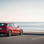 El Mazda MX-5 Miata es, sin duda, uno de los deportivos más queridos por los entusiastas de todo el mundo. Su ligereza, diseño compacto y su inconfundible manejo lo convierten en una joya clásica asequible. Con una carrocería de apenas 950 kg, el Miata es el coche perfecto para disfrutar de las curvas. Aunque su motor no sea el más potente, su agilidad y su respuesta al volante lo hacen sentir vivo incluso cuando está detenido. El Miata tiene esa esencia de simplicidad que lo hace perfecto para disfrutar de la conducción sin complicaciones.