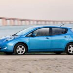 El Nissan Leaf marcó un antes y un después en la historia de los vehículos eléctricos. Lanzado en 2010, este modelo fue el primer automóvil 100% eléctrico diseñado desde cero para ser un coche de uso familiar, eficiente y asequible. A pesar de la limitada autonomía de su primera versión, el Leaf cambió la percepción de los coches eléctricos, demostrando que era posible crear vehículos prácticos y accesibles para el día a día, sin necesidad de grandes concesiones en cuanto a funcionalidad. Con su éxito, sentó las bases para una electrificación más amplia en el mercado de coches.