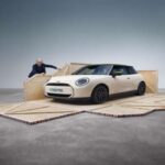 MINI lanza una edición limitada que mezcla diseño y tecnología: el All-Electric MINI Cooper SE Paul Smith Edition. Esta versión especial celebra más de dos décadas de colaboración entre la marca británica y el diseñador Paul Smith, ofreciendo un coche eléctrico que destaca por su originalidad y carácter urbano.
