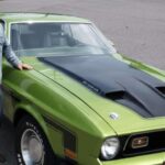 En los años 70, los coches no eran solo medios de transporte: eran símbolos de identidad, libertad y estatus. Cada modelo reflejaba los sueños y aspiraciones de quienes los conducían, desde la emoción juvenil hasta la llegada a la edad adulta. Los jóvenes buscaban velocidad y rebeldía, mientras que los adultos valoraban la elegancia y el poder. Hoy, esas carrocerías cromadas y motores rugientes evocan nostalgia y recuerdan una época donde cada coche tenía carácter y cada viaje era una experiencia única.