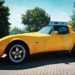 Las estrictas normas ambientales de California y los estándares federales de emisiones redujeron drásticamente la potencia de los muscle cars a finales de los 70. El Corvette 305 de 1980, exclusivo para California, contaba con un motor LG4 de 305 ci V8 que producía apenas 180 hp y 255 lb-ft de torque. La transmisión era automática de tres velocidades y la aceleración de 0 a 60 mph llegaba en decepcionantes 9,3 segundos. En comparación con el Corvette original de 1953, apenas superaba los 150 hp, convirtiéndolo en un deportivo poco emocionante y de bajo rendimiento.