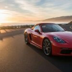 Porsche podría devolverle un motor bóxer de seis cilindros al 718 EV. La idea provoca sentimientos encontrados: por un lado, arruina la serenidad del eléctrico; por otro, le devuelve imperfección, sonido y olor a escape, elementos que muchos conductores extrañan. Se estima que el precio rondará los 80–90 mil dólares, reflejando el valor que Porsche impone a la nostalgia.
