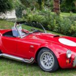El Cobra 427 es la esencia pura del caos controlado: un ligero roadster británico al que Shelby implantó un V8 Ford de 7,0 litros, creando una bestia indomable. Sin ayudas electrónicas, con escapes laterales atronadores y una conducción brutalmente directa, este coche redefinió el concepto de deportivo americano. Cada aceleración era una descarga de adrenalina, cada curva una prueba de coraje. No era elegante: era violento, visceral y absolutamente inolvidable.