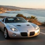 El Solstice parece una idea que casi funcionó. Su silueta sigue siendo atractiva bajo la luz adecuada, y en carreteras lisas transmite agilidad y carácter. En firmes irregulares se siente ligero e inseguro, como si nunca hubiese terminado de madurar. En su día nadie le dio tiempo; ahora parece un coche que intenta ser recordado sin proponérselo.