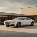 El Spectre es el primer Rolls-Royce totalmente eléctrico y supera con facilidad los 500.000 dólares. El cupé flota en silencio absoluto: ya no hay rugido V12, pero sí un océano de opciones “bespoke” que elevan la factura durante meses de personalización. La autonomía ronda las 260 millas y la infraestructura de carga premium se paga aparte. Aun así, nadie susurra lujo como este Rolls.