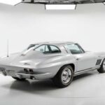 El Sting Ray “split window” es uno de los diseños más reconocibles de la historia. La luneta trasera dividida lo convierte en objeto de deseo inmediato, especialmente en versiones con inyección. Los V8 small block siguen siendo robustos, pero restaurarlos cuesta una fortuna. Las buenas unidades superan con facilidad los 200.000 dólares y cada milla cuenta. Es un coche que pasa más tiempo en garajes que en carreteras, precisamente por lo que vale.