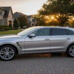 El Q5 sigue siendo el pilar de la gama, pero incluso él acusa el golpe. Las ventas cayeron el último año y la presión del BMW X3 es constante. El interior mantiene un nivel alto, aunque las versiones de gasolina ya no destacan en tecnología. Las ofertas en leasing ayudan a mover unidades, pero el inventario se acumula. Aun así, muchas familias lo eligen por su confort y equilibrio general.