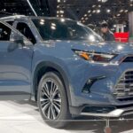 El Toyota Highlander ha sido durante años uno de los SUV más confiables del mercado. Basado en la misma plataforma que la Toyota Tacoma y Tundra, este vehículo se ha ganado una reputación de durabilidad gracias a los estándares de fabricación de Toyota. Su motor, su transmisión y su estructura son conocidos por aguantar el paso del tiempo, lo que lo convierte en una excelente opción para quienes buscan un SUV familiar que dure. Con un mantenimiento adecuado, es común que el Highlander alcance los 300,000 km sin mayores problemas.