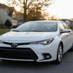 El Toyota Corolla ha sido un pilar de la fiabilidad durante décadas. No se destaca por ser un coche llamativo, pero su consistencia en el rendimiento y la economía de combustible lo han convertido en una opción preferida por los conductores que buscan un vehículo práctico y eficiente. Aunque no hay grandes cambios de diseño ni de características, el Corolla sigue siendo la opción ideal para quienes buscan un coche confiable, con bajas necesidades de mantenimiento y un valor de reventa excelente. En 2026, sigue siendo un coche accesible que hace todo lo que se espera de él.