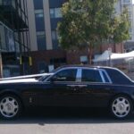 Cuando el Phantom VII llegó en 2003, no buscó discreción. Su tamaño imponente, líneas cuadradas y atención obsesiva al detalle marcaron una nueva era para Rolls-Royce. Desde los paraguas integrados en las puertas traseras hasta su silencio de marcha absoluto, el Phantom redefinió el lujo como una experiencia sin concesiones, ajena a modas y a la lógica del mercado.