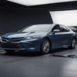 El Camry existe en silencio, como un mueble que solo notas cuando falta. Se siente suave en casi cualquier camino, estable sin exigir reconocimiento. Algunos días es solo un coche; otros, resulta más confiable de lo esperado. Lo conservas porque cambiarlo parece innecesario. Sigue ahí cada mañana.