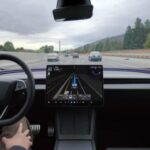 Entre enero y noviembre, Tesla vendió 55.594 vehículos en Corea del Sur, superando por primera vez las 50.000 unidades anuales desde su llegada hace ocho años. Sin vender un solo coche de combustión o híbrido, ya es la tercera marca importada del país, solo detrás de BMW y Mercedes-Benz. En este contexto, la posible llegada del Model Y con FSD supervisado abre una nueva etapa: ya no se trata de vender eléctricos, sino de redefinir cómo se conduce.