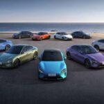 La actualización 2026 del Xiaomi SU7 no busca reinventar su diseño, sino consolidarlo. En un mercado donde referencias como el Tesla Model 3 ya no son intocables, Xiaomi apuesta por refinar estructura y rendimiento. Cambios exteriores mínimos —nuevo color Capri Blue, retoques en parrilla baja y llantas de 20 pulgadas— contrastan con un interior más trabajado en materiales, iluminación ambiental y ergonomía. El mensaje es claro: el SU7 ya no es un experimento, es un rival adulto.