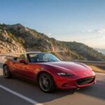 Se siente ligero, a veces demasiado, pero ahí está la gracia. Vas bajo, el aire corre rápido y la dirección parece viva. No pasan muchas cosas a la vez, pero la calma se vuelve ritmo. Convierte carreteras normales en algo especial. Es un placer suave, casi íntimo.