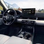El Honda Pilot 2026 es ideal para aquellos que buscan comodidad en largos viajes familiares. Su configuración de ocho plazas, junto con características como los asientos tipo capitán opcionales en la segunda fila, hace de este SUV una excelente opción para viajes largos. Los asientos plegables en la segunda fila con un sistema de un solo toque proporcionan fácil acceso a la tercera fila, lo que es perfecto cuando el tiempo de viaje se alarga. Además, el sistema de audio Bose de 12 bocinas y el climatizador automático trizona garantizan que cada pasajero se sienta cómodo durante el viaje. Con 14 portavasos disponibles, no habrá falta de espacio para bebidas y otros objetos personales.