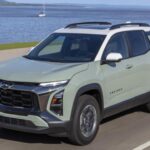 El Chevrolet Equinox se destaca en esta lista por su accesibilidad en precio, rondando los $30,000, lo que lo convierte en una opción atractiva para quienes buscan un SUV asequible. Su interior es notable por la tecnología avanzada, con pantallas intuitivas y múltiples puertos de carga. Sin embargo, el motor de 1.5 litros y 175 caballos de fuerza deja algo que desear, especialmente al adelantar o cargar peso. Además, el manejo del Equinox puede sentirse desconectado, lo que limita la experiencia de conducción en comparación con otros modelos.