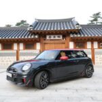 Esa suposición se desvanece rápidamente al volante del MINI Cooper JCW 3-Door. Tras completar todo el recorrido, queda claro que el tamaño del coche no compromete el confort. Al contrario, sus dimensiones compactas afinan la concentración del conductor y elevan la sensación de conexión con la carretera.