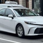 El Camry es un pilar dentro de Toyota y uno de los sedanes más longevos del mercado. Su durabilidad proviene de decisiones de diseño conservadoras, una enorme oferta de repuestos y una calidad de fabricación constante.
En versión híbrida, la vida útil se alarga aún más gracias al menor desgaste del motor térmico.