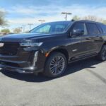 Con apenas 13 mpg combinados, el Escalade V es uno de los SUV más gastadores que existen. Su V8 de 683 caballos prioriza el rendimiento por encima de cualquier noción de eficiencia. Es lujo y potencia sin concesiones: quien lo compra suele poder asumir sin problemas lo que ocurre en la gasolinera.