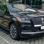 El Lincoln Navigator es el buque insignia de la marca y también uno de los SUV más caros de mantener. Sus costes anuales rondan los 1.330 dólares. La suspensión neumática, el complejo motor V6 biturbo y el mantenimiento de los turbocompresores en los acabados más altos elevan notablemente el precio de las reparaciones incluso en servicios rutinarios.