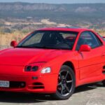 El Mitsubishi 3000GT VR-4 (y su gemelo Dodge Stealth R/T) fue un prodigio tecnológico de los años 90. Contaba con tracción integral, dirección en las cuatro ruedas, aerodinámica activa y suspensión activa, además de un sistema de escape activo con modos Sport y Tour. Su motor V6 biturbo de 3.0 litros entregaba 300–320 hp a las cuatro ruedas, con un manejo sorprendentemente equilibrado. Su diseño interior enfocado en el conductor y sus líneas exteriores atrevidas todavía llaman la atención, siendo un símbolo de ambición y adelantado a su tiempo.