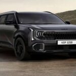 El Kia Seltos 2026 ha pasado por una transformación profunda que lo aleja de su imagen subcompacta para adoptar una identidad más madura y robusta. Su nuevo frontal, con luces diurnas verticales y una parrilla más ancha, recuerda claramente al lenguaje de diseño del Telluride. Este enfoque “mini-Telluride” refuerza la estrategia de Kia de posicionar sus modelos un escalón por encima en percepción y presencia.