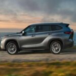 La Toyota Highlander Hybrid es un SUV conocido por su fiabilidad, eficiencia de combustible y durabilidad. No es sorprendente que los conductores se apeguen a este modelo: el 7% de los propietarios originales lo conservan más de 15 años, un porcentaje significativamente superior al promedio de la industria. Este híbrido combina espacio, tecnología avanzada y una conducción suave, lo que lo convierte en una opción atractiva para familias que buscan una SUV eficiente y duradera. Su motor híbrido ofrece un buen rendimiento en carretera mientras mantiene una baja huella de carbono.