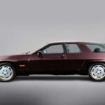 El 928 H50 de 1984 intentó combinar un superdeportivo con funcionalidad familiar. Con puertas traseras tipo “suicida” y espacio trasero ampliado, buscaba rivalizar con el BMW M5. Sin embargo, la falta de rigidez estructural provocó la cancelación del proyecto. Aun así, su legado estilístico sigue siendo inigualable en la historia de Porsche.