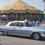 El Impala SS de 1962 encarnó la obsesión de la época por los motores grandes en carrocerías ligeras. Con su motor V8 de 409 pulgadas cúbicas (6,7 litros) y 409 CV, este modelo se convirtió en un icono del rendimiento y la velocidad, ideal para los amantes de las pistas de drag.