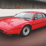 BMW diseñó el M1 para competir con Porsche en el Grupo 5. Motor central, seis cilindros en línea de 3,5 litros y un diseño futurista. Las demoras de producción obligaron a reclasificarlo a Grupo 4, pero la creación del Procar Championship permitió que estrellas como Niki Lauda y Nelson Piquet lo pusieran en el radar internacional.