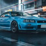 El R34 GT-R V-Spec II combina tracción total ATTESA y doble turbo, ofreciendo una conducción rápida y precisa. Aunque el volante a la derecha confunde a los primeros propietarios, su valor se dispara en subastas. Actualmente, cada unidad bien conservada atrae pujas muy elevadas.