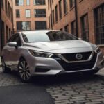 El Nissan Versa se desliza con facilidad en espacios estrechos. Su seguro y consumo de combustible son bajos, y aunque la CVT puede sentirse monótona en autopista, es suficiente para la rutina diaria. Ideal para quienes buscan eficiencia sin complicaciones.