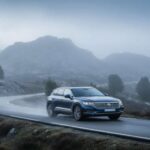 El Touareg se integra en barrios exclusivos sin llamar la atención. Su conducción tranquila y estable permite trayectos largos y tareas diarias sin esfuerzo. Rivaliza con BMW de forma discreta, donde el confort se percibe más que el protagonismo, ofreciendo una sensación de seguridad y suavidad constante.