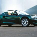 El Lotus Elise rompe cuellos por donde pasa gracias a su diseño agresivo y curvas dramáticas. No es el más rápido, pero su chasis ligero y enfoque en la conducción pura lo convierten en uno de los coches con mejor manejo del mundo. Su interior minimalista prioriza la experiencia de conducción sobre el lujo, ofreciendo emociones de pista sin el precio de un superdeportivo europeo.