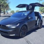 SUV eléctricos de lujo como el Tesla Model X o Audi e-tron prometen tecnología de vanguardia y conducción sostenible, pero su alto precio rara vez se corresponde con la experiencia premium esperada. Además, autonomía limitada y la infraestructura de carga dificultan su uso cotidiano, convirtiéndolos en opciones menos prácticas de lo que aparentan.