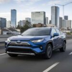 El Toyota RAV4 es uno de esos modelos que lleva años en el mercado, pero sigue siendo una de las opciones más confiables y eficientes. No es el SUV más emocionante, pero su carácter confiable y su sencillez lo hacen una compra inteligente. Ofrece una conducción tranquila, sin sorpresas ni dramas, lo que es perfecto para aquellos que buscan un vehículo práctico y duradero. Aunque puede parecer sencillo, la fiabilidad de Toyota y su bajo costo de mantenimiento hacen del RAV4 una opción económica y confiable, ideal para quienes buscan fiabilidad en el largo plazo.