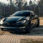 Cuando el Tesla Model S llegó al mercado, revolucionó la industria con su pantalla táctil masiva que reemplazaba casi todos los botones físicos. Este enfoque minimalista fue una declaración de futuro, pero a partir de 2026, los nuevos criterios de seguridad de Euro NCAP penalizarán a los autos que dependan exclusivamente de pantallas táctiles para funciones clave de conducción. Esto significará que Tesla podría tener que introducir más controles físicos en el Model S para cumplir con las nuevas normativas de seguridad. Aunque el modelo seguirá ofreciendo su velocidad impresionante, los icónicos controles digitales podrían dar paso a un diseño más tradicional, con botones y perillas en lugar de la elegancia futurista que tanto atraía.