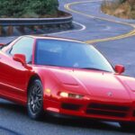 El Acura NSX debutó en la década de 1990 como un superdeportivo accesible, con el rendimiento de autos exóticos pero con la confiabilidad de Honda. El modelo de segunda generación, presentado en 2016, elevó este concepto al incorporar un sistema híbrido avanzado y una impresionante tecnología de seguridad. Con tracción integral Sport Hybrid SH-AWD, asistencia de estabilidad, y frenado para mitigación de colisiones, el NSX se ha convertido en un vehículo tan capaz de emocionar como de proteger a sus ocupantes. De 0 a 60 mph en solo 2,9 segundos, este híbrido demuestra que los superdeportivos también pueden ser seguros y prácticos para el uso diario, especialmente gracias a sus sistemas modernos de asistencia.