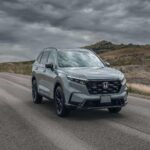 El Honda CR-V es conocido por su fiabilidad y durabilidad, lo que lo convierte en una opción ideal, incluso con altos kilómetros. Con una calificación de 4.5/5 en fiabilidad de RepairPal, este SUV compacto cuenta con un interior espacioso y un motor eficiente que ofrece una conducción cómoda y sin complicaciones. Además, su calificación de seguridad 5/5 por parte de la NHTSA lo convierte en una opción muy segura para viajes largos. Los modelos 2019 y anteriores ofrecen una excelente relación calidad-precio, siendo uno de los más recomendados en el mercado de segunda mano.