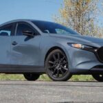 El Mazda3 es la opción ideal para quien busca practicidad sin sacrificar placer de conducción. Destaca por su calidad interior, su comportamiento dinámico y la posibilidad de cambio manual en ciertas versiones. Con 20,1 pies cúbicos de maletero y asientos traseros abatibles, combina confort para adultos atrás con una capacidad de carga muy competitiva en su segmento.