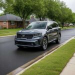 Tiene una suavidad al moverse que transmite calma. No impone, no grita, simplemente acompaña. Su silueta resulta familiar, casi de confianza, como si fuera ese coche que podrías conservar durante años sin cansarte… o recordar con cariño tiempo después. Es cómodo, equilibrado y muy coherente en su planteamiento.