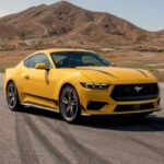 El Mustang rompe una barrera fundamental: no hace falta un sueldo de seis cifras para tener un deportivo auténtico. La versión EcoBoost parte en torno a los 31.000 dólares, acercando la tracción trasera y el rendimiento real a quienes tienen un trabajo normal. Frente a rivales que comienzan cerca de los 50.000 dólares, el Mustang llena garajes en todo el país. Ford entendió desde el principio que un icono cultural no puede ser exclusivo de los ricos.
