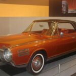 No empujaba límites: los pulverizaba con la sutileza de un reactor al ralentí. Este icono de bronce podía funcionar con gasolina, diésel, perfume, tequila y prácticamente cualquier líquido combustible. Su turbina sonaba como un avión despegando, algo que fascinaba o aterraba según la relación del pasajero con la aviación. Chrysler llegó a entregar 50 unidades a familias reales para pruebas cotidianas. Sin vibraciones, arranque perfecto en frío y un interior que parecía sacado de un programa espacial. Hoy vale más que muchas casas, demostrando que las ideas más imprácticas suelen convertirse en las más valiosas.