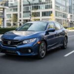 En muchas entradas de garaje parece haber estado siempre ahí. Es fiable, constante, aunque a veces se confunda con el fondo. Vive en trayectos repetidos día tras día. El nuevo logo podría hacerlo parecer un poco más fresco, o quizá no tanto. Sorprende en una curva, deja una sensación leve que tarda en irse. Es familiar, casi demasiado.